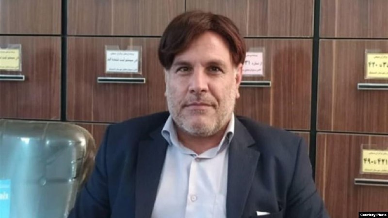 #حسین_اسدی #معلم ساکن در یکی از روستاهای #اندیمشک با پول ارثیه پدری خود به مبلغ یک میلیارد و ۲۴۰ میلیون تومان برای #دانش‌آموزان کم بضاعت تبلت خریداری کرد و تمام این مبلغ را برای ادامه تحصیل دانش آموزان کم بضاعت اهدا کرد. hra_newsگفته «از ارثیه پدرم یک میلیارد و ۲۴۵ میلیون تومان به من رسید و قصد گرفتن یک ماشین داشتم که در گفت‌وگو با یکی از مدیران مدارس قرار شد با یک دختر دانش‌آموز که مدیر مدرسه فکر می‌کرد، دچار افسردگی شده است صحبت کنم.»به گفته این معلم، او در گفت‌وگو با این دانش‌آموز متوجه شده است که او به دلیل نداشتن ابزارهای هوشمند و عقب افتادن از درس دچار عقب‌ماندگی از تحصیل و در نتیجه افسردگی شده است. پس از آن تصمیم گرفته است که به او تبلت هدیه دهد.آقای اسدی بعد از دیدن شادمانی این دختر دانش‌آموز تصمیم می‌گیرد تا همه پول‌های ارثیه پدری‌اش را به خرید تبلت و گوشی برای دانش‌آموزان کم‌برخوردار اختصاص دهد.RadioFarda_📡 @VahidOnline