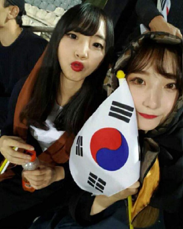 از خانم‌های کره‌ای که امروز در #استادیوم_آزادی بازی #IRNKOR رو از نزدیک تماشا کردند.김재서 재두재두🎈