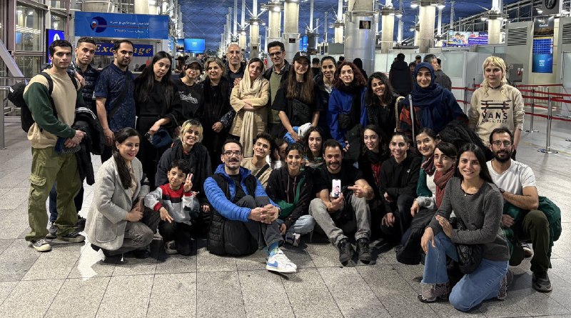 الناز رکابی، ورزشکار سنگ‌نورد، ایران را ترک کرد «داود رکابی» قهرمان صخره‌نوردی ایران، با انتشار پستی در اینستاگرام از مهاجرت #الناز_رکابی قهرمان صخره‌نوردی ایران و آسیا خبر داد.داود رکابی در پست اینستاگرامی خود نوشته است که امید دارد خواهرش به زودی برگردد.الناز رکابی دختر صخره‌نورد ایران سال ۱۴۰۱ در همراهی با معترضین به قتل حکومتی «مهسا امینی» روسری از سر برداشت و در رقابت‌های بین‌المللی سئول شرکت کرد.پس از آن سفارت جمهوری اسلامی در سئول، الناز رکابی را ربود و در ایران به سازمان اطلاعات سپاه تحویل داد. از آن زمان الناز و داود رکابی، زیر سنگین‌ترین فشارهای امنیتی قرار داشتند.@VahidHeadline📡 @VahidOnlineالناز رکابی، ورزشکار سنگ‌نورد، ایران را ترک کرد «داود رکابی» قهرمان صخره‌نوردی ایران، با انتشار پستی در اینستاگرام از مهاجرت #الناز_رکابی قهرمان صخره‌نوردی ایران و آسیا خبر داد.داود رکابی در پست اینستاگرامی خود نوشته است که امید دارد خواهرش به زودی برگردد.الناز رکابی دختر صخره‌نورد ایران سال ۱۴۰۱ در همراهی با معترضین به قتل حکومتی «مهسا امینی» روسری از سر برداشت و در رقابت‌های بین‌المللی سئول شرکت کرد.پس از آن سفارت جمهوری اسلامی در سئول، الناز رکابی را ربود و در ایران به سازمان اطلاعات سپاه تحویل داد. از آن زمان الناز و داود رکابی، زیر سنگین‌ترین فشارهای امنیتی قرار داشتند.@VahidHeadline📡 @VahidOnline