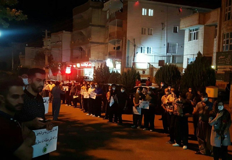 تشییع پیکر جانباختگان #بلال_امینی، #مختار_خندانی و #یاسین_کریمی با حضور مردم #پاوه با شعار «شهید نمی‌میرد.»Sh_Mouselchiروزنامه شهروند برای شماره فردا با مختار خندانی فعال محیط زیست مصاحبه کرده بود درباره #آتش‌سوزی در منطقه زاگرس.امروز در حالی که صفحه اجتماعی را می‌بستیم خبر رسید مختار در آتش زاگرس کشته شده است.SEslamie📡 @VahidOnlineتشییع پیکر جانباختگان #بلال_امینی، #مختار_خندانی و #یاسین_کریمی با حضور مردم #پاوه با شعار «شهید نمی‌میرد.»Sh_Mouselchiروزنامه شهروند برای شماره فردا با مختار خندانی فعال محیط زیست مصاحبه کرده بود درباره #آتش‌سوزی در منطقه زاگرس.امروز در حالی که صفحه اجتماعی را می‌بستیم خبر رسید مختار در آتش زاگرس کشته شده است.SEslamie📡 @VahidOnline