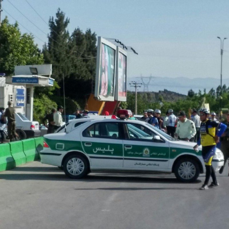 امروز سر دوراهی #طرقبه #شاندیز پلیس همه دوچرخه سوارهارو دستگیر کرده، دوچرخه های خانم ها رو هم توقیف کرده.twitter.com/BehRoOziNa/status/733547570803265537📡 @VahidOnline#مشهد #دوچرخه‌سواری #زنان
