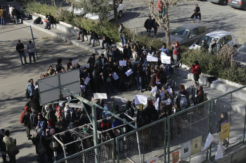 #تجمع دانشجویان هنر در #اعتراض به تمسخر بسیجی ها..به انجمن هنر مجوز برنامه نمیدهند...gh_masoumshahi