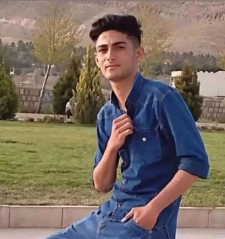 ۲۰ آبان ۱۴۰۱، مراسم خاکسپاری #سام_بیرانوند (سپهر)، جوان معترض ۲۰ ساله‌ای که با گلوله ماموران حکومت، ۱۸ آبان در #خرم‌_آباد کشته شد. ماموران در مسیر و جاده منتهی به آرامگاه سام(سپهر) بیرانوند، به معترضان حمله کردند.RadioFarda_شعار مردم بر سر مزار سپهر بیرانوند «این گل پرپر شده، هدیه به میهن شده»ManotoNews ۱۸‌آبان سه جوان در محله چهارراه طیب شهر خرم‌آباد اقدام به شعار نویسی کرده بودند که ماموران نیروی انتظامی به آنها حمله می‎کند.سپهر (سام) بیرانوند، وارد یکی از خانه‎های آن محل شده به سمت پشت بام فرار می‎کند. اما به گفته یکی از نزدیکانش ماموران نیروی انتظامی از خیابان به سمت او تیر جنگی شلیک می‎کند. تیر به گردن این جوان ۲۰ ساله اصابت می‎کند و موجب سقوط او به حیاط یکی از ساکنان محله چهارراه طیب شهر خرم‌آباد می شود.نیروهای امنیتی سریعا خیابان‎های منتهی به محل جان باختن سپهر (سام) بیرانوند را می‎بندند، تمام دوربین‎های مداربسته محل را جمع می‎کنند و پیکر او را به مکان نامعلومی انتقال می‎دهند.iranwireبسته شدن مسیرهای ورودی به روستای ده‌سفید و مزار سپهر بیرانوند.ManotoNews📡 @VahidOnline۲۰ آبان ۱۴۰۱، مراسم خاکسپاری #سام_بیرانوند (سپهر)، جوان معترض ۲۰ ساله‌ای که با گلوله ماموران حکومت، ۱۸ آبان در #خرم‌_آباد کشته شد. ماموران در مسیر و جاده منتهی به آرامگاه سام(سپهر) بیرانوند، به معترضان حمله کردند.RadioFarda_شعار مردم بر سر مزار سپهر بیرانوند «این گل پرپر شده، هدیه به میهن شده»ManotoNews ۱۸‌آبان سه جوان در محله چهارراه طیب شهر خرم‌آباد اقدام به شعار نویسی کرده بودند که ماموران نیروی انتظامی به آنها حمله می‎کند.سپهر (سام) بیرانوند، وارد یکی از خانه‎های آن محل شده به سمت پشت بام فرار می‎کند. اما به گفته یکی از نزدیکانش ماموران نیروی انتظامی از خیابان به سمت او تیر جنگی شلیک می‎کند. تیر به گردن این جوان ۲۰ ساله اصابت می‎کند و موجب سقوط او به حیاط یکی از ساکنان محله چهارراه طیب شهر خرم‌آباد می شود.نیروهای امنیتی سریعا خیابان‎های منتهی به محل جان باختن سپهر (سام) بیرانوند را می‎بندند، تمام دوربین‎های مداربسته محل را جمع می‎کنند و پیکر او را به مکان نامعلومی انتقال می‎دهند.iranwireبسته شدن مسیرهای ورودی به روستای ده‌سفید و مزار سپهر بیرانوند.ManotoNews📡 @VahidOnline