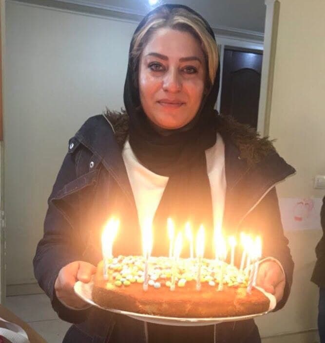 #شیده_لالمی، روزنامه‌نگار و دبیر اجتماعی روزنامه #همشهری #درگذشت.SaeedBarabadiخانواده مطبوعات یکی از بهترین خبرنگاران خود را از دست داد. شیده، قلمی توانا و نگاهی دقیق به موضوعات اجتماعی داشت.hassanzohouriبه‌حدی تلخ، دردناک و باورنکردنیه که شاید بهترین کار سکوته ولی همین هم نشدنیه.این چندسال با هر خبر مهمی در حوزه اجتماعی، سریع یاد گزارش‌های شیده می‌افتادم؛ چه گزارش‌هایی.mbagherzadeh1روزنامه‌نگاری که درباره انفعال رسانه‌ها در حوادث #آبان۹۸ سکوت نکرد و گزارش داد، #شیده_لالمی درگذشت. تسلیت به روزنامه‌نگاران ایرانی.NaeimehDoustdarفقدان شیده ضربه بزرگی برای #روزنامه‌نگاری است؛ چون دغدغه داشت و فکر می‌کرد.samadbeygiچند گزارش از #شیده_لالمی