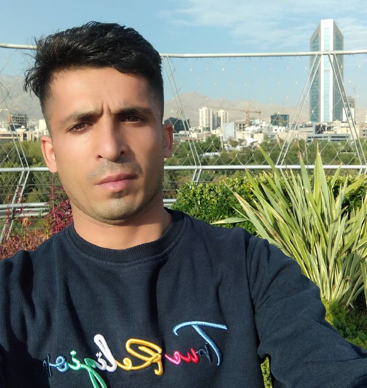 ساعاتی پیش یک شهروند ۲۵ ساله به نام #محسن_نیازی که در جریان اعتراضات مردمی امروز دهگلان زخمی شده بود در اثر شدت جراحات در بیمارستان کوثر سنندج جان‌باخت. نهادهای امنیتی خانواده این شهروند را تحت فشار و مورد تهدید قرار داده تا پیکر عزیزان‌شان را شبانه دفن کنند.KurdistanHRNآخرین استوری #محسن_نیازی جوان اهل #دهگلان، قبل از‌ آنکه برای حمایت از #مهاباد به خیابان‌ برود و دیگر هرگز‌ بازنگردد. SamRasoulpourمردم شهرستان دهگلان با شعار 