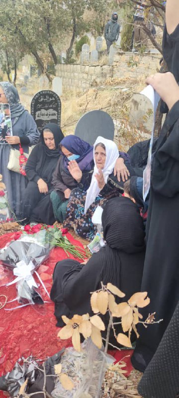 مراسم چهلم مختار احمدی 'جوان زحمتکشی که دست‌فروش‌ بود. عروسک‌فروش بود. ۱۹ سالش بود و به ضرب گلوله سرکوب‌گران کشته شد.'SamRasoulpour«کشته‌شده خدانور، به دست چندتا مزدور»«بسیجی، داعشی، پیوندتان مبارک»Kolbarnews«مرگ بر خامنه‌ای»«این آخرین پیامه، هدف کل نظامه»oshida_1399تصویر آخر