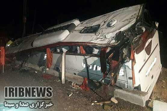 #اتوبوس ی که از #یزد به #کربلا می‌رفت و در محور #اقلید به #یاسوج واژگون شد.vhdo.nl/2fwPkq2یکی از اورژانس
