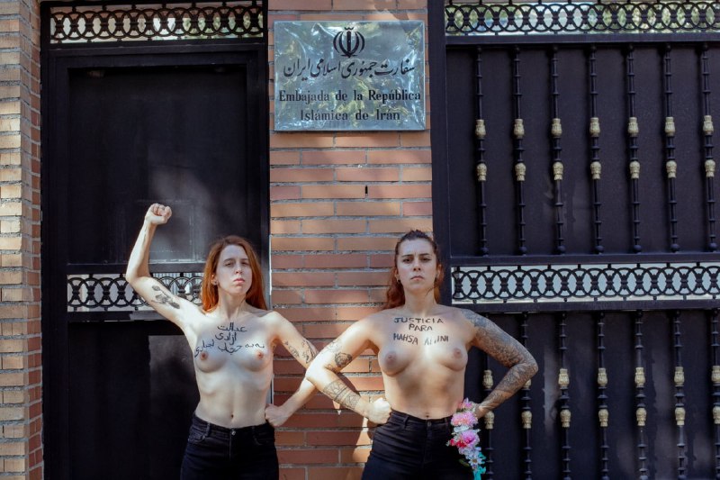 ⚡️ گروه معترض #فمن که با سینه‌های #برهنه اعتراض می‌کنند و شهرت جهانی دارند، برای همبستگی با زنان ایران در مقابل سفارت جمهوری اسلامی در #اسپانیا حاضر شدند؛ در حالی که نام #مهسا_امینی و شعار «عدالت، #آزادی، نه به #حجاب_اجباری» را روی سینه نوشته بودند. VOAfarsi📡 @VahidOnline⚡️ گروه معترض #فمن که با سینه‌های #برهنه اعتراض می‌کنند و شهرت جهانی دارند، برای همبستگی با زنان ایران در مقابل سفارت جمهوری اسلامی در #اسپانیا حاضر شدند؛ در حالی که نام #مهسا_امینی و شعار «عدالت، #آزادی، نه به #حجاب_اجباری» را روی سینه نوشته بودند. VOAfarsi📡 @VahidOnline