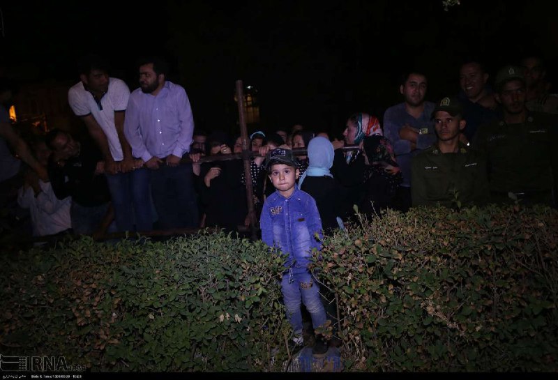 عکس‌ها و فیلم‌های مراسم #اعدام قاتل #آتنا_اصلانی را مرور می‌‌کنماولین چیزی که توی صورت می‌زند در این بازتولید خشونت؛ حضور #کودکان است madyar