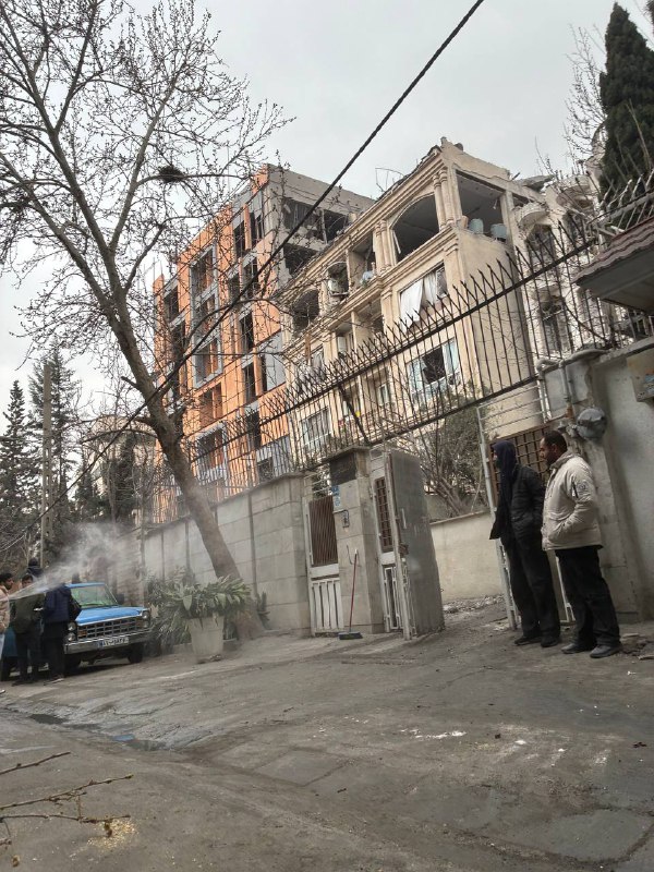 تصاویر دریافتی از 'ساختمان هدف گرفته شده در کوچه زمانی خیابان بهار جنوبی بلوار کاوه'سه‌شنبه ۱۹ اسفندآدرس گویا درست بود و میگن یک نفر کشته شده