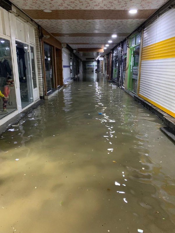 آب در خانه‌های مردم #ماهشهر GhadimiMehdi#سیل📡 @VahidOnlineآب در خانه‌های مردم #ماهشهر GhadimiMehdi#سیل📡 @VahidOnline