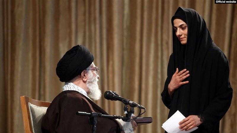 «اولین باری که مدالم را به حضرت آقا تقدیم کردم با خودم عهد بستم هر مدال ارزشمندی که کسب کنم به ایشان تقدیم خواهم کرد.»این صحبت‌های #مریم_هاشمی عضو #سپاه نبی اکرم #کرمانشاه، پس از کسب مدال طلای جهانی #ووشو در سال ۹۸ است.او همه مدال‌های خود را به رهبر جمهوری اسلامی تقدیم کرده و به گفته خود تاکنون هفت بار در ملاقات با علی #خامنه‌ای حضور داشته است. تصاویر ملاقات‌ها و تقدیم مدال در سایت رسمی آقای خامنه‌ای دیده می‌شود.بنا بر اعلام خبرگزاری صداوسیما، آزمایش #دوپینگ خانم هاشمی در مسابقات جهانی مثبت اعلام شده است، مدالی که او به علی خامنه‌ای تقدیم کرده بود.در روزهای اخیر، خبرگزاری‌ها و رسانه‌های ورزشی به انتقاد از «پنهانکاری» فدراسیون ووشو در معرفی قهرمانان دوپینگی پرداخته‌اند.RadioFarda_📡 @VahidOnline