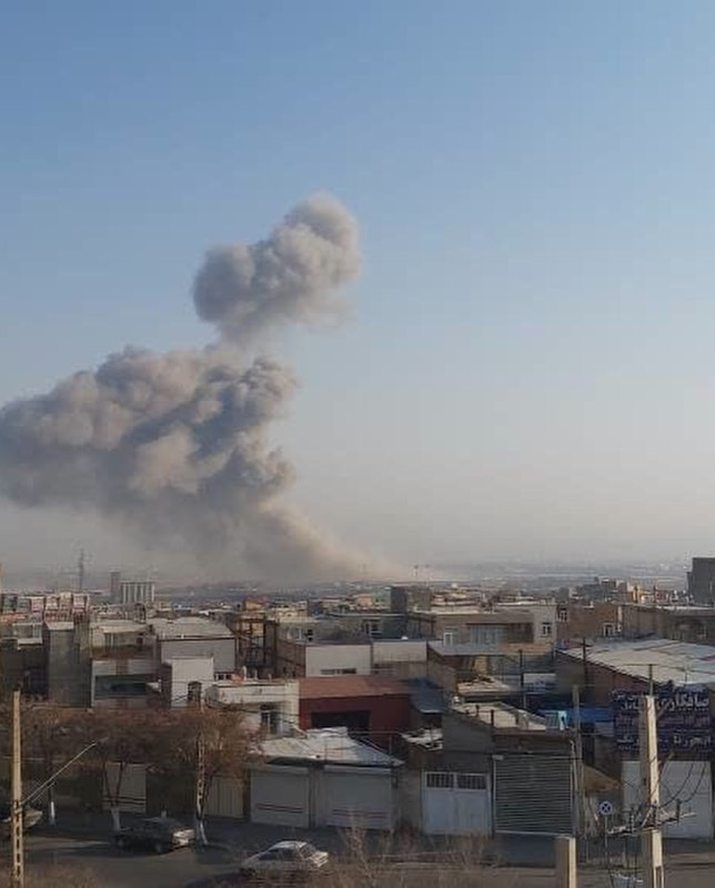 دود انفجارهای حملات 'صبح امروز به ناحیه صنعتی در غرب #تبریز'تصاویر دریافتی با شرح بالا، شنبه ۲۳ اسفندVahidساعتی پیش از حمله ارتش اسرائیل تصویر آخر بالا رو به عنوان هشدار تخلیه منتشر کرده بود و بعد از حمله هم منابع جمهوری اسلامی نوشتند تخلیه شده بود.📡 @VahidOnlineدود انفجارهای حملات 'صبح امروز به ناحیه صنعتی در غرب #تبریز'تصاویر دریافتی با شرح بالا، شنبه ۲۳ اسفندVahidساعتی پیش از حمله ارتش اسرائیل تصویر آخر بالا رو به عنوان هشدار تخلیه منتشر کرده بود و بعد از حمله هم منابع جمهوری اسلامی نوشتند تخلیه شده بود.📡 @VahidOnline