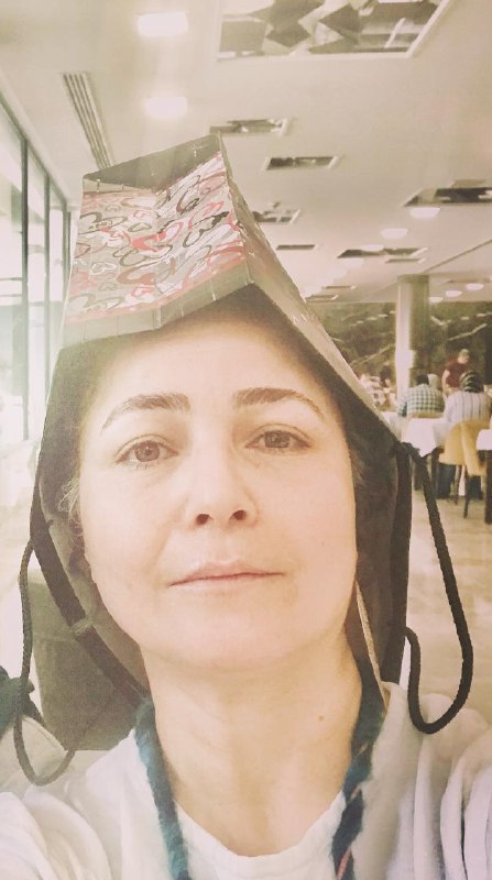 مرضیه وفامهر، فیلمساز و بازیگر ایرانی با انتشار تصویری از خود در حساب اینستاگرامش در حالی که یک پاکت به سر دارد، نوشته در واکنش به تذکر رعایت حجاب هنگام صرف صبحانه، پاکت روی سرش گذاشته است. vafamehr.damircheli.marziehخانم وفامهر با انتشار این تصویر نوشته