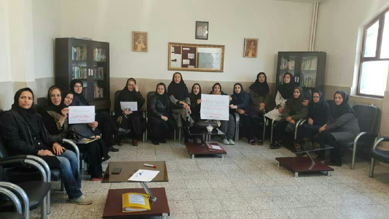 امروز سه شنبه ۱۴ اسفند ۱۳۹۷، جمعی از #معلمان برای سومین روز در مدارس استانهای البرز، کردستان، تهران، همدان، کرمانشاه، یزد، آذربایجان غربی، آذربایجان شرقی، قزوین و اصفهان دست به #تحصن زدند.#تحصن_سراسری_معلمان hra_news - AhmadMedadiصدیقه پاک‌ضمیر در این یادداشت از حقوق دریافتی معلمان حق‌التدریسی، که به طور تقریبی یک سوم معلمان رسمی و پیمانی است، و شرایط کاری سخت‌ آن‌ها میگوید. #اعتصاب_سراسری_معلمانmeidaandotcom📡 @VahidOnlineامروز سه شنبه ۱۴ اسفند ۱۳۹۷، جمعی از #معلمان برای سومین روز در مدارس استانهای البرز، کردستان، تهران، همدان، کرمانشاه، یزد، آذربایجان غربی، آذربایجان شرقی، قزوین و اصفهان دست به #تحصن زدند.#تحصن_سراسری_معلمان hra_news - AhmadMedadiصدیقه پاک‌ضمیر در این یادداشت از حقوق دریافتی معلمان حق‌التدریسی، که به طور تقریبی یک سوم معلمان رسمی و پیمانی است، و شرایط کاری سخت‌ آن‌ها میگوید. #اعتصاب_سراسری_معلمانmeidaandotcom📡 @VahidOnline