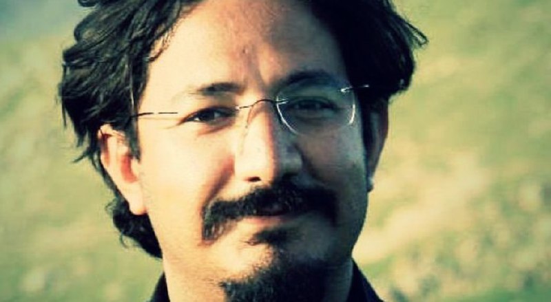 علی (امیر) امیرقلی، زندانی سیاسی سابق و عضو هیات تحریریه نشریه الکترونیکی گام روز دوشنبه ۲۴ دی‌ماه در خانه پدریش در بابلسر از سوی ماموران #وزارت_اطلاعات بازداشت شده است. امیرقلی نخستین عضو هیات تحریریه گام نیست که در هفته‌های اخیر بازداشت می‌شود....عباس امیرقلی، پدر امیر، می‌گوید فرزندش به خاطر عقایدش و شجاعت اظهار آن بازداشت شده است.iranwire#نشریه_گام رویکردی چپگرایانه دارد. #امیر_امیرقلی در آخرین نوشته خود در نشریه گام، این نظام را #آفت_بشریت توصیف کرد.این نشریه ضمن حمایت از اعتراض‌های کارگران، مطالبی درباره اعتراض‌های شرکت نیشکر هفت‌تپه و گروه ملی فولاد اهواز منتشر می‌کرد.bbcپدرش گفته ماموران برای اینکه ما متوجه نشیم بازداشت شده از موبایلش استفاده کردند و از قول امیر چند پیام دروغین برای ما فرستادند و دیروز حتی از قولش توییت فوتبالی هم نوشته بودند.📡 @VahidOnline