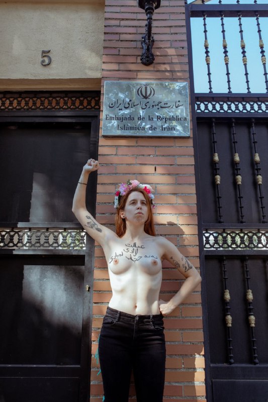 ⚡️ گروه معترض #فمن که با سینه‌های #برهنه اعتراض می‌کنند و شهرت جهانی دارند، برای همبستگی با زنان ایران در مقابل سفارت جمهوری اسلامی در #اسپانیا حاضر شدند؛ در حالی که نام #مهسا_امینی و شعار «عدالت، #آزادی، نه به #حجاب_اجباری» را روی سینه نوشته بودند. VOAfarsi📡 @VahidOnline⚡️ گروه معترض #فمن که با سینه‌های #برهنه اعتراض می‌کنند و شهرت جهانی دارند، برای همبستگی با زنان ایران در مقابل سفارت جمهوری اسلامی در #اسپانیا حاضر شدند؛ در حالی که نام #مهسا_امینی و شعار «عدالت، #آزادی، نه به #حجاب_اجباری» را روی سینه نوشته بودند. VOAfarsi📡 @VahidOnline