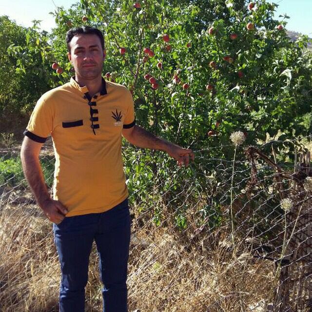 اسمش جواد درخشان است. شغلش