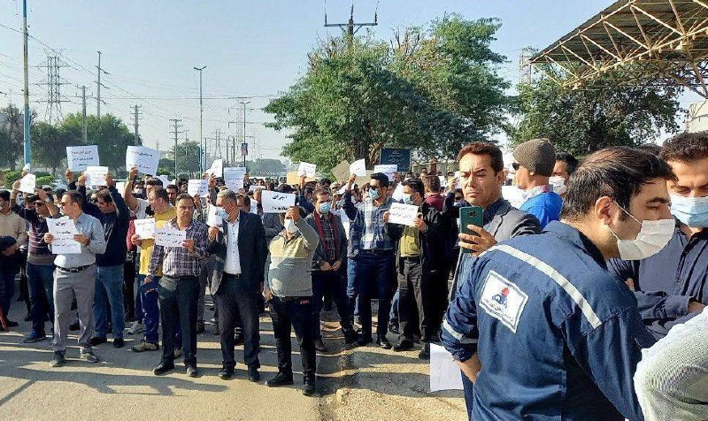 در پی فراخوان کارکنان رسمی نفت، کارمندان واحدهای صنعتی و عملیاتی این صنعت روز شنبه، ۲۶ آذر، در چند شهر در جنوب کشور تجمع و اعتصاب کردند.@VahidHeadlineویدیوی 1️⃣