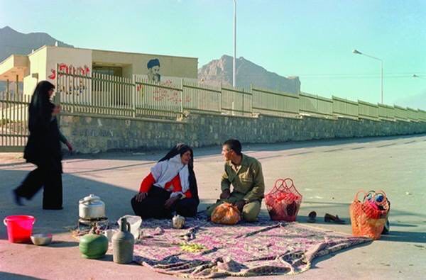 'این عکس شهید «حبیب‌الله دانه‌گردی» و مادرش در #سیزده‌به‌در سال ۶۰ و بیرون #پادگان غدیر #اصفهان برداشته شده است.او اسفند ۶۴ و در والفجر۸ #شهید شد'tousheh