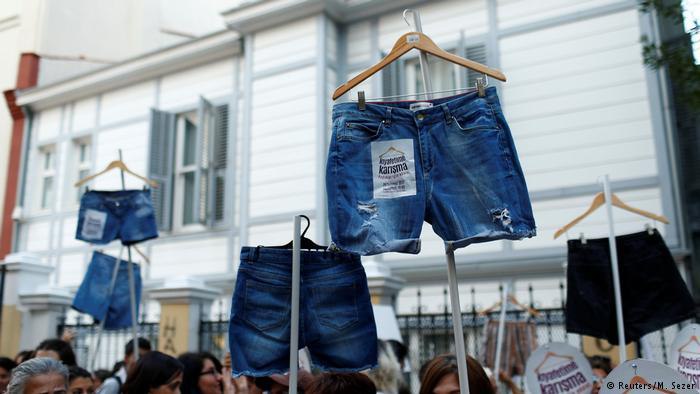 صدها زن در #استانبول در اعتراض به #خشونت لفظی و فیزیکی مردان علیه نوع #پوشش #زنان به خیابان‌ها آمدند با #شعار