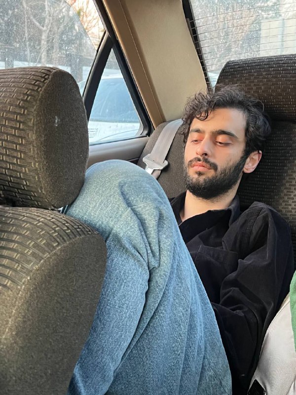 حسین محمدی، ۲۶ ساله، از متهمان دادگاه انقلاب کرج، یکی از پنج معترضی است که به اعدام محکوم شده است.حسین محمدی، هنرمند و بازیگر تئاتر است که در تاریخ ۱۴ آبان در کرج بازداشت شد.در جلسه دادگاه انقلاب کرج که برای رسیدگی به قتل روح‌الله عجمیان، بسیجی کشته شده در حاشیه مراسم چهلم حدیث نجفی تشکیل شده، ابتدا گفته شد ۱۱ نفر متهم به افساد فی الارض هستند. سپس در روز اول دادگاه گفته شد ۱۵ نفر متهم به افساد فی الارض هستند و در روز سوم دادگاه این تعداد به ۱۶ نفر افزایش یافت.به گفته یک منبع آگاه، حسین محمدی در روز سوم به دادگاه برده می‌شود و بسیار شتابزده پرونده‌اش بررسی و به اعدام محکوم می‌شود.بر اساس گزارشی که ایسنا از جلسه سوم دادگاه منتشر کرده، آقای محمدی در پاسخ به سئوالات قاضی می‌گوید همراه با برادر و پسرعمویش «برای فاتحه‌خوانی برای خانم نجفی» به بهشت سکینه رفته و تنها به پرتاب «چند عدد سنگ» به ماموران نیروی انتظامی و «زدن ضربه‌ای به کفش» روح‌الله عجمیان اعتراف می‌کند.بنا بر اعلام قوه قضاییه ایران، در جریان این دادگاه پنج نفر به اعدام محکوم شده‌اند و ۱۱ نفر دیگر (از جمله سه نفر زیر ۱۸ سال) به حبس‌های طولانی مدت (تا ۲۵ سال) محکوم شده‌اند....bbcpersianسعید روستایی، کارگردان ایرانی نسبت به خطراعدام حسین محمدی، واکنش نشان داد.او با انتشار پستی در صفحه اینستاگرام خود، نوشت