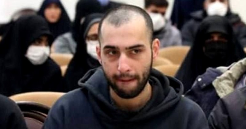 خبرگزاری میزان، وابسته به قوه قضاییه اعلام کرد حکم اعدام علی فهیم، از معترضان بازداشتی دی‌ماه و چهارمین متهم پرونده آتش‌سوزی پایگاه بسیج کاوه، اجرا شده است.پیش‌تر حکم اعدام امیرحسین حاتمی، محمدامین بیگلری و شاهین واحدپرست، سه تن دیگر از متهمان این پرونده اجرا شده بود.پرونده این معترضان به آتش‌سوزی پایگاه بسیج ۱۸۵ «شهید محمود کاوه» در شرق تهران در شامگاه ۱۸ دی مربوط بود که در پی آن هفت نفر بازداشت و همگی به اتهام «محاربه» به اعدام محکوم شدند.@VahidOOnLine بر اساس گزارش خبرگزاری میزان وابسته به قوه قضاییه  او علاوه بر اعدام به «مصادره اموال» نیز محکوم شده بود.محمدامین بیگلری و شاهین واحدپرست، دو بازداشت شده دیگر در این پرونده، روز یکشنبه اعدام شده بودند و یک تن دیگر، ابوالفضل صالحی سیاوشانی هنوز در خطر اعدام است.از چگونگی بازجویی، دفاع وکیل و نحوه دفاعیات این شهروند در دادگاه اطلاعاتی منتشر نشده است.با وجود اعتراض‌های بین‌المللی نسبت به سرعت گرفتن ماشین اعدام جمهوری اسلامی، قوه قضاییه در روزهای اخیر به طور روزانه اقدام به اعدام زندانیان سیاسی کرده است.@VahidHeadline📡 @VahidOnlineخبرگزاری میزان، وابسته به قوه قضاییه اعلام کرد حکم اعدام علی فهیم، از معترضان بازداشتی دی‌ماه و چهارمین متهم پرونده آتش‌سوزی پایگاه بسیج کاوه، اجرا شده است.پیش‌تر حکم اعدام امیرحسین حاتمی، محمدامین بیگلری و شاهین واحدپرست، سه تن دیگر از متهمان این پرونده اجرا شده بود.پرونده این معترضان به آتش‌سوزی پایگاه بسیج ۱۸۵ «شهید محمود کاوه» در شرق تهران در شامگاه ۱۸ دی مربوط بود که در پی آن هفت نفر بازداشت و همگی به اتهام «محاربه» به اعدام محکوم شدند.@VahidOOnLine بر اساس گزارش خبرگزاری میزان وابسته به قوه قضاییه  او علاوه بر اعدام به «مصادره اموال» نیز محکوم شده بود.محمدامین بیگلری و شاهین واحدپرست، دو بازداشت شده دیگر در این پرونده، روز یکشنبه اعدام شده بودند و یک تن دیگر، ابوالفضل صالحی سیاوشانی هنوز در خطر اعدام است.از چگونگی بازجویی، دفاع وکیل و نحوه دفاعیات این شهروند در دادگاه اطلاعاتی منتشر نشده است.با وجود اعتراض‌های بین‌المللی نسبت به سرعت گرفتن ماشین اعدام جمهوری اسلامی، قوه قضاییه در روزهای اخیر به طور روزانه اقدام به اعدام زندانیان سیاسی کرده است.@VahidHeadline📡 @VahidOnline