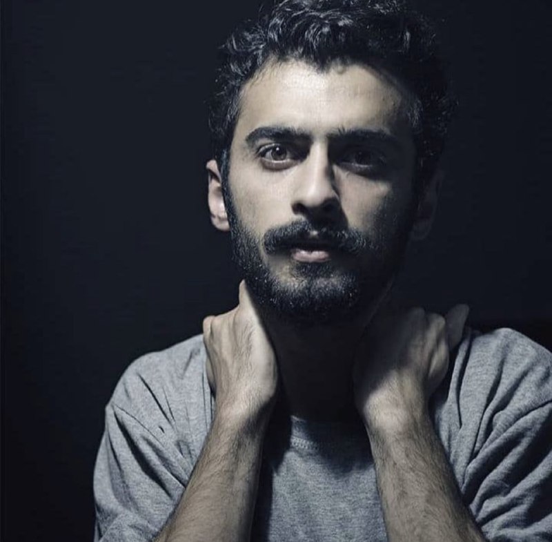 حسین محمدی، ۲۶ ساله، از متهمان دادگاه انقلاب کرج، یکی از پنج معترضی است که به اعدام محکوم شده است.حسین محمدی، هنرمند و بازیگر تئاتر است که در تاریخ ۱۴ آبان در کرج بازداشت شد.در جلسه دادگاه انقلاب کرج که برای رسیدگی به قتل روح‌الله عجمیان، بسیجی کشته شده در حاشیه مراسم چهلم حدیث نجفی تشکیل شده، ابتدا گفته شد ۱۱ نفر متهم به افساد فی الارض هستند. سپس در روز اول دادگاه گفته شد ۱۵ نفر متهم به افساد فی الارض هستند و در روز سوم دادگاه این تعداد به ۱۶ نفر افزایش یافت.به گفته یک منبع آگاه، حسین محمدی در روز سوم به دادگاه برده می‌شود و بسیار شتابزده پرونده‌اش بررسی و به اعدام محکوم می‌شود.بر اساس گزارشی که ایسنا از جلسه سوم دادگاه منتشر کرده، آقای محمدی در پاسخ به سئوالات قاضی می‌گوید همراه با برادر و پسرعمویش «برای فاتحه‌خوانی برای خانم نجفی» به بهشت سکینه رفته و تنها به پرتاب «چند عدد سنگ» به ماموران نیروی انتظامی و «زدن ضربه‌ای به کفش» روح‌الله عجمیان اعتراف می‌کند.بنا بر اعلام قوه قضاییه ایران، در جریان این دادگاه پنج نفر به اعدام محکوم شده‌اند و ۱۱ نفر دیگر (از جمله سه نفر زیر ۱۸ سال) به حبس‌های طولانی مدت (تا ۲۵ سال) محکوم شده‌اند....bbcpersianسعید روستایی، کارگردان ایرانی نسبت به خطراعدام حسین محمدی، واکنش نشان داد.او با انتشار پستی در صفحه اینستاگرام خود، نوشت