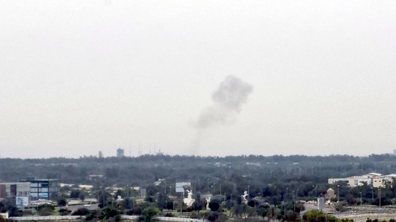 دود و صدای انفجار در #کیشبنابر اعلام قبلی منابع حکومتی، امروز در کیش دارند 'مهمات عمل‌نکرده' به جای مانده از حملات رو منفجر می‌کنند و لابد مربوط به اونه.📡 @VahidOnline