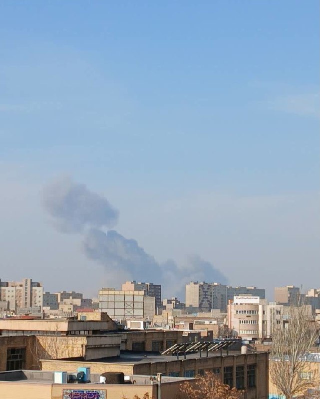 دود انفجارهای حملات 'صبح امروز به ناحیه صنعتی در غرب #تبریز'تصاویر دریافتی با شرح بالا، شنبه ۲۳ اسفندVahidساعتی پیش از حمله ارتش اسرائیل تصویر آخر بالا رو به عنوان هشدار تخلیه منتشر کرده بود و بعد از حمله هم منابع جمهوری اسلامی نوشتند تخلیه شده بود.📡 @VahidOnlineدود انفجارهای حملات 'صبح امروز به ناحیه صنعتی در غرب #تبریز'تصاویر دریافتی با شرح بالا، شنبه ۲۳ اسفندVahidساعتی پیش از حمله ارتش اسرائیل تصویر آخر بالا رو به عنوان هشدار تخلیه منتشر کرده بود و بعد از حمله هم منابع جمهوری اسلامی نوشتند تخلیه شده بود.📡 @VahidOnline