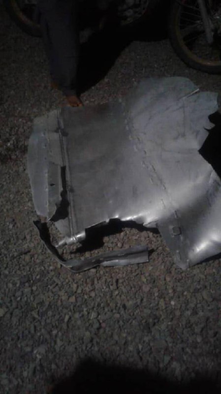 دو ساعت و نیم پیش کسی این تصاویر رو فرستاد و نوشت که این‌ها با صدای مهیب در منطقه #سرجنگل #سیستان‌وبلوچستان سقوط کردند و مدعی شد به عملیات #پرتاب_ماهواره مربوطه.نتونسته بودم منبع دیگری براش پیدا کنم و دانش اینکه چقدر ممکن یا مضحکه رو هم ندارم. الان دیدم بعضی از این تصاویر در منابع دیگری منتشر شدند که البته اون‌ها هم هیچ اعتباری برای تاییدش ندارند ولی چون بعضی از ولاییون هم گذاشتند شاید درست باشه.❗️آپدیت