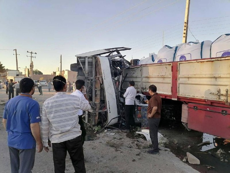 کمتر از یک روز پس از واژگونی اتوبوس حامل خبرنگاران در نقده، واژگونی یک اتوبوس دیگر در یزد ۵ کشته و ۳۴ مصدوم بر جای گذاشت.بنا بر اعلام سازمان اورژانس یزد، این حادثه ساعت ۶ و ۲۰ دقیقه روز پنج‌شنبه، سوم تیر، بر اثر برخورد یک دستگاه اتوبوس مسافربری با یک دستگاه تریلی در نزدیکی شهرستان تفت در استان یزد رخ داد.به گفته سخنگوی سازمان اورژانس کشور  بیشتر مصدومان این حادثه سرباز بوده‌اند.RadioFarda_یک روز پس از واژگونی #اتوبوس_خبرنگاران  در #ارومیه ، اتوبوس حامل #سربازان در #یزد نیز دچار حادثه شد و تاکنون درگذشت ۵ تن و مجروحیت ۳۴ نفر دیگر از سرنشینان گزارش شده است. علت سانحه نقص ترمز اتوبوس اعلام شده که منجر به برخورد با جدول وسط جاده شده است. VOAIranدیروز پنجمین سالگرد حادثه تصادف اتوبوس سربازان صفر پنج کرمان بود.mehdiafsharzade📡 @VahidOnlineکمتر از یک روز پس از واژگونی اتوبوس حامل خبرنگاران در نقده، واژگونی یک اتوبوس دیگر در یزد ۵ کشته و ۳۴ مصدوم بر جای گذاشت.بنا بر اعلام سازمان اورژانس یزد، این حادثه ساعت ۶ و ۲۰ دقیقه روز پنج‌شنبه، سوم تیر، بر اثر برخورد یک دستگاه اتوبوس مسافربری با یک دستگاه تریلی در نزدیکی شهرستان تفت در استان یزد رخ داد.به گفته سخنگوی سازمان اورژانس کشور  بیشتر مصدومان این حادثه سرباز بوده‌اند.RadioFarda_یک روز پس از واژگونی #اتوبوس_خبرنگاران  در #ارومیه ، اتوبوس حامل #سربازان در #یزد نیز دچار حادثه شد و تاکنون درگذشت ۵ تن و مجروحیت ۳۴ نفر دیگر از سرنشینان گزارش شده است. علت سانحه نقص ترمز اتوبوس اعلام شده که منجر به برخورد با جدول وسط جاده شده است. VOAIranدیروز پنجمین سالگرد حادثه تصادف اتوبوس سربازان صفر پنج کرمان بود.mehdiafsharzade📡 @VahidOnline