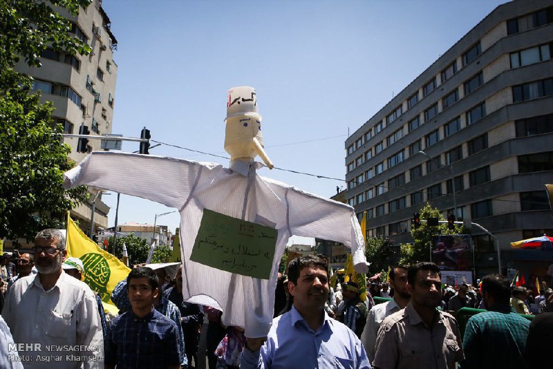 این الان #نماد چیه؟ #سند۲۰۳۰؟ اگه سند ۲۰۳۰ه پس چرا کلاه #مرگ_بر_آمریکا سرشه؟اگه نیست پس یه بسیجیه، #بسیجیِ کله‌آفتابه‌ای. davwvod