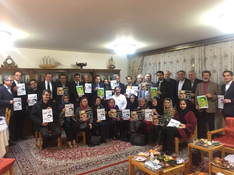 دیدار جمعی از وکلای دادگستری با #عبدالفتاح_سلطانی که از زندان به مرخصی آمده تاکید برلزوم آزادی بی قید و شرط این وکیل که صرفا به سبب انجام وکالت سال‌هاست زندانی است.جمعه ۹۶/۱۱/۲۷@IranRights