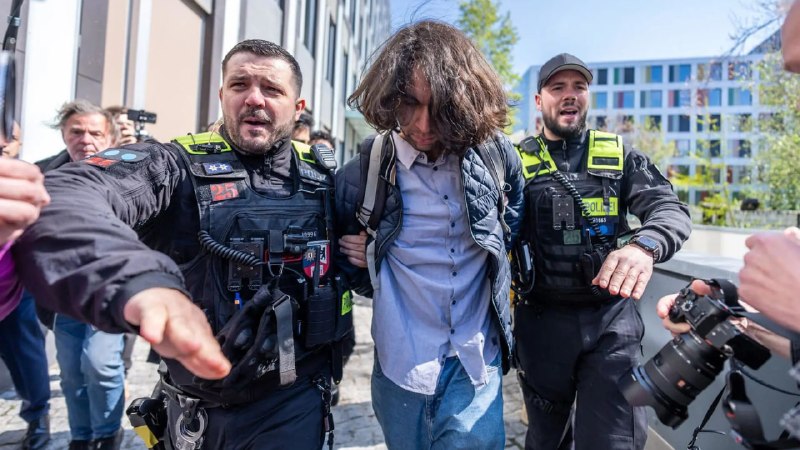 شاهزاده رضا پهلوی روز پنج‌شنبه سوم اردیبهشت و در جریان سفر به برلین هدف پرتاب مایعی قرمز قرار گرفت.پلیس اعلام کرد این فرد برای بررسی هویت و انگیزه تحت بازجویی قرار دارد و پیش‌تر نیز سابقه‌ای در پرونده‌های پلیس نداشته است. در ابتدا گفته شد از «گوجه‌فرنگی» در این حمله استفاده شده، اما بعداً فقط به «مایع قرمز» اشاره شد؛ تیم آقای پهلوی گفته این مایع سس گوجه‌فرنگی بوده است.تصاویر منتشرشده نشان می‌دهد این ماده روی گردن و شانه او پاشیده شده، با این حال او پس از حادثه بدون واکنش خاصی به هوادارانش دست تکان داده است.@VahidHeadlineپلیس برلین اعلام کرد تحقیقات علیه فردی که در مقابل نشست مطبوعاتی فدرال بازداشت شد به اتهام «ایراد صدمه بدنی، تخریب اموال و توهین به افراد در عرصه سیاسی» آغاز می‌شود. همچنین امکان ادامه بازداشت او برای امروز در حال بررسی است.@VahidOOnLineطی هفته‌های اخیر آقای پهلوی با سفر به چندین کشور اروپایی، با شماری از سیاستمداران و رسانه‌ها دیدار کرده و خواهان افزایش فشار بر جمهوری اسلامی و ادامه حمایت از اعتراضات مردم ایران شده است. @VahidHeadline📡 @VahidOnlineشاهزاده رضا پهلوی روز پنج‌شنبه سوم اردیبهشت و در جریان سفر به برلین هدف پرتاب مایعی قرمز قرار گرفت.پلیس اعلام کرد این فرد برای بررسی هویت و انگیزه تحت بازجویی قرار دارد و پیش‌تر نیز سابقه‌ای در پرونده‌های پلیس نداشته است. در ابتدا گفته شد از «گوجه‌فرنگی» در این حمله استفاده شده، اما بعداً فقط به «مایع قرمز» اشاره شد؛ تیم آقای پهلوی گفته این مایع سس گوجه‌فرنگی بوده است.تصاویر منتشرشده نشان می‌دهد این ماده روی گردن و شانه او پاشیده شده، با این حال او پس از حادثه بدون واکنش خاصی به هوادارانش دست تکان داده است.@VahidHeadlineپلیس برلین اعلام کرد تحقیقات علیه فردی که در مقابل نشست مطبوعاتی فدرال بازداشت شد به اتهام «ایراد صدمه بدنی، تخریب اموال و توهین به افراد در عرصه سیاسی» آغاز می‌شود. همچنین امکان ادامه بازداشت او برای امروز در حال بررسی است.@VahidOOnLineطی هفته‌های اخیر آقای پهلوی با سفر به چندین کشور اروپایی، با شماری از سیاستمداران و رسانه‌ها دیدار کرده و خواهان افزایش فشار بر جمهوری اسلامی و ادامه حمایت از اعتراضات مردم ایران شده است. @VahidHeadline📡 @VahidOnline