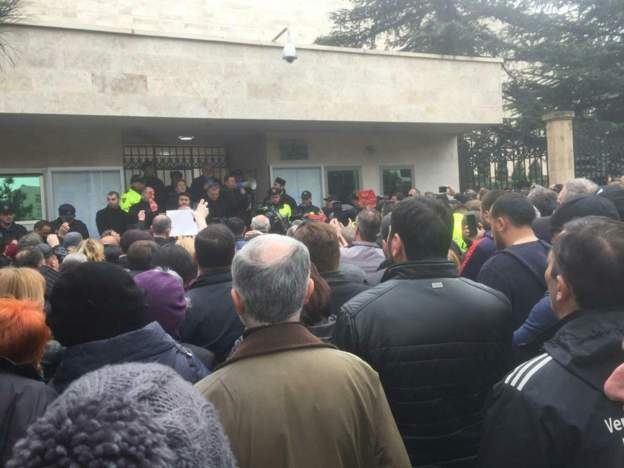 امروز جمعی از مردم گرجستان در مقابل سفارت ایران در تفلیس تجمع و به رفتارهای #تتلو در کنسرت اخیر او در #تفلیس اعتراض کردند. در واکنش سفارت ایران در تفلیس از اینکه 