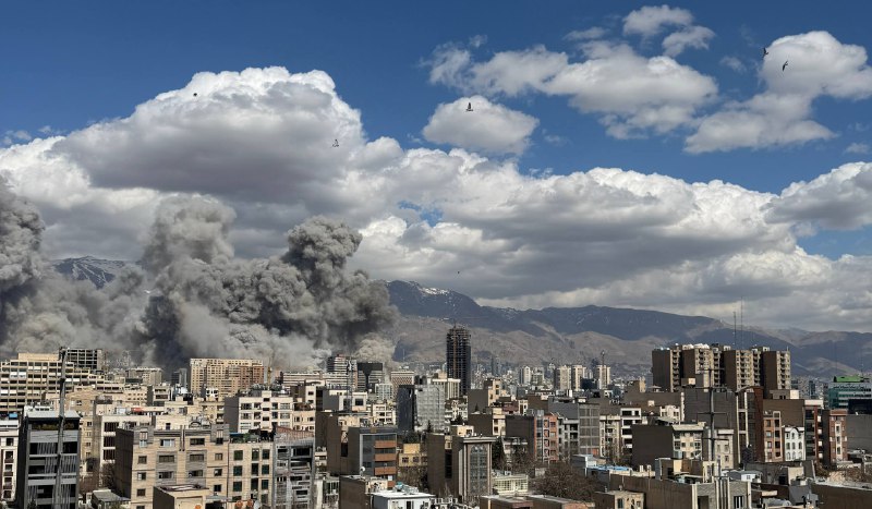 تصاویر دریافتی از انفجارهای حملات امروز به تهران، یکشنبه ۱۰ اسفند، حوالی ظهرvahidده‌ها عکس و ویدیوی دیگر از نقاط مختلف دریافت کردم که هنوز نرسیدم ببینمشون. ببخشید.📡 @VahidOnlineتصاویر دریافتی از انفجارهای حملات امروز به تهران، یکشنبه ۱۰ اسفند، حوالی ظهرvahidده‌ها عکس و ویدیوی دیگر از نقاط مختلف دریافت کردم که هنوز نرسیدم ببینمشون. ببخشید.📡 @VahidOnline