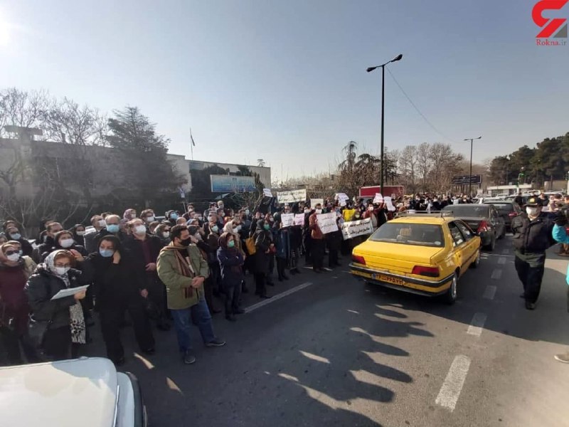 شماری از #پزشکان شاغل در مراکز درمان سوء مصرف مواد مخدر استان #تهران، در #اعتراض به تغییرات احتمالی در روال درمان بیماران #اعتیاد، در مقابل سازمان #نظام_پزشکی #تجمع کردند./ رکنا hra_newsگویا داروی 