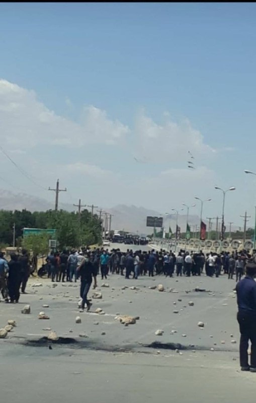 حبیب فدایی شهروند ساکن جونقان، امروز سه‌شنبه ١٩ مرداد، توسط نیروهای امنیتی در منزل شخصی خود واقع در بخش جونقان این شهرستان بازداشت و به مکان نامعلومی منتقل شد. همزمان با بازداشت او، تعدادی از مردم این شهر دست به تجمع اعتراضی زده و خواهان آزادی وی شدند.همزمان با بازداشت آقای فدایی تعدادی از مردم بخش جونقان، با برگزاری تجمعات اعتراضی در سطح شهر خواهان آزادی او شده‌اند.hra-newsبازداشت در پی این تجمع با شعارهای «مرگ بر جمهوری اسلامی» و «زندگی انسانی، جمهوری ایرانی»t.me/VahidOnline/42848حبیب فدایی شهروند ساکن جونقان، امروز سه‌شنبه ١٩ مرداد، توسط نیروهای امنیتی در منزل شخصی خود واقع در بخش جونقان این شهرستان بازداشت و به مکان نامعلومی منتقل شد. همزمان با بازداشت او، تعدادی از مردم این شهر دست به تجمع اعتراضی زده و خواهان آزادی وی شدند.همزمان با بازداشت آقای فدایی تعدادی از مردم بخش جونقان، با برگزاری تجمعات اعتراضی در سطح شهر خواهان آزادی او شده‌اند.hra-newsبازداشت در پی این تجمع با شعارهای «مرگ بر جمهوری اسلامی» و «زندگی انسانی، جمهوری ایرانی»t.me/VahidOnline/42848