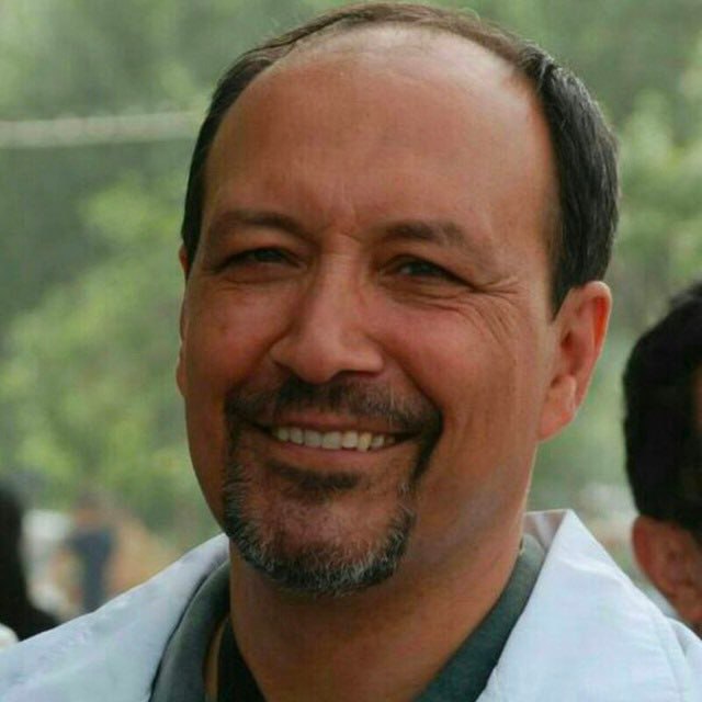 واگن مترویی که کشتنت دوربین نداشت پولی بالای مزارت رو پر از دوربین کردند.به‌خاطر نداشتن حجاب کُشتنت ولی عکس محجبه‌ات رو گذاشتند سر مزارت.چقدر تو مظلومی دختر....Mojtabapacinoرضا خندان همسر نسرین ستوده وکیل و فعال حقوق‌بشر خبر داد که او به همراه افرادی دیگر در مراسم تشییع‌پیکر آرمیتا گراوند در بهشت‌زهرا بازداشت و به بازداشت‌گاهی در شهرری منتقل شده‌ است. در برخی نقاط تهران جو امنیتی برقرار است و در لندن نیز ایرانیان تجمع کردند.گزارش‌هایی هم از ضرب و شتم ستوده به دست ماموران امنیتی هم منتشر شده است.تصویری که از ستوده در این مراسم منتشر شده نشان می‌دهد که او بدون حجاب اجباری در خاکسپاری حاضر شده است.منظر ضرابی مادر سهند صادقی و از خانواده‌های دادخواه هواپیمای اوکراینی هم جزو بازداشت‌شدگان مراسم خاکسپاری آرمیتا گراوند است که به بازداشتگاهی در شهر ری منتقل شده است.در همین حال یک شاهد عینی از حضور پرتعداد و غیرعادی نیروهای امنیتی و لباس شخصی در این مراسم خبر داد و گفت که تعدادی از شعاردهندگان در پایان مراسم بازداشت شدند.این شاهد گفت که پیشتر ماموران تعداد زیادی از ون‌ها را به بهشت زهرا آورده بودند و دوربین‌های خود را نیز برای فیلمبرداری از شرکت‌کنندگان آماده کرده بودند.او افزود که علاوه بر دوربین‌های در دست، ماموران «سه دوربین ۳۶۰» را در جایی که قرار بود پیکر آرمیتا دفن شود نصب کرده بودند و این محوطه را با داربست پوشانده بودند.بر اساس این گزارش، ماموران اجازه فیلمبرداری از مراسم از سوی مردم را نمی‌دادند و در صورت فیلمبرداری، موبایل‌ها را توقیف می‌کردند.این شاهد عینی گفت که هنگام قرائت قرآن برای دفن آرمیتا، تعدادی از زن‌های شرکت‌کننده در مراسم فریاد «آرمیتا روحت شاد» سر دادند.«این گل پرپر شده هدیه به میهن شده» از دیگر شعارهای سرداده شده در این مراسم بود.این شاهد عینی افزود که هنگام شعاردادن، کسی دستگیر نشد، اما پس از پایان مراسم خاکسپاری، ماموران به سمت افرادی که شعار دادند حمله کردند و آنان را بازداشت کردند.iranintlیکی دیگر از بازداشت‌شدگان امروز در مراسم خاکسپاری #آرمیتا_گراوند در بهشت زهرا، مسعود زینال‌زاده از فعالین صنفی معلمان است، مسعود همسر فرزانه ناظران‌پور است که این‌روزها برای تحمل ادامه حکم با پابند در حبس خانگی است.Ghazzallz📡 @VahidOnlineواگن مترویی که کشتنت دوربین نداشت پولی بالای مزارت رو پر از دوربین کردند.به‌خاطر نداشتن حجاب کُشتنت ولی عکس محجبه‌ات رو گذاشتند سر مزارت.چقدر تو مظلومی دختر....Mojtabapacinoرضا خندان همسر نسرین ستوده وکیل و فعال حقوق‌بشر خبر داد که او به همراه افرادی دیگر در مراسم تشییع‌پیکر آرمیتا گراوند در بهشت‌زهرا بازداشت و به بازداشت‌گاهی در شهرری منتقل شده‌ است. در برخی نقاط تهران جو امنیتی برقرار است و در لندن نیز ایرانیان تجمع کردند.گزارش‌هایی هم از ضرب و شتم ستوده به دست ماموران امنیتی هم منتشر شده است.تصویری که از ستوده در این مراسم منتشر شده نشان می‌دهد که او بدون حجاب اجباری در خاکسپاری حاضر شده است.منظر ضرابی مادر سهند صادقی و از خانواده‌های دادخواه هواپیمای اوکراینی هم جزو بازداشت‌شدگان مراسم خاکسپاری آرمیتا گراوند است که به بازداشتگاهی در شهر ری منتقل شده است.در همین حال یک شاهد عینی از حضور پرتعداد و غیرعادی نیروهای امنیتی و لباس شخصی در این مراسم خبر داد و گفت که تعدادی از شعاردهندگان در پایان مراسم بازداشت شدند.این شاهد گفت که پیشتر ماموران تعداد زیادی از ون‌ها را به بهشت زهرا آورده بودند و دوربین‌های خود را نیز برای فیلمبرداری از شرکت‌کنندگان آماده کرده بودند.او افزود که علاوه بر دوربین‌های در دست، ماموران «سه دوربین ۳۶۰» را در جایی که قرار بود پیکر آرمیتا دفن شود نصب کرده بودند و این محوطه را با داربست پوشانده بودند.بر اساس این گزارش، ماموران اجازه فیلمبرداری از مراسم از سوی مردم را نمی‌دادند و در صورت فیلمبرداری، موبایل‌ها را توقیف می‌کردند.این شاهد عینی گفت که هنگام قرائت قرآن برای دفن آرمیتا، تعدادی از زن‌های شرکت‌کننده در مراسم فریاد «آرمیتا روحت شاد» سر دادند.«این گل پرپر شده هدیه به میهن شده» از دیگر شعارهای سرداده شده در این مراسم بود.این شاهد عینی افزود که هنگام شعاردادن، کسی دستگیر نشد، اما پس از پایان مراسم خاکسپاری، ماموران به سمت افرادی که شعار دادند حمله کردند و آنان را بازداشت کردند.iranintlیکی دیگر از بازداشت‌شدگان امروز در مراسم خاکسپاری #آرمیتا_گراوند در بهشت زهرا، مسعود زینال‌زاده از فعالین صنفی معلمان است، مسعود همسر فرزانه ناظران‌پور است که این‌روزها برای تحمل ادامه حکم با پابند در حبس خانگی است.Ghazzallz📡 @VahidOnline