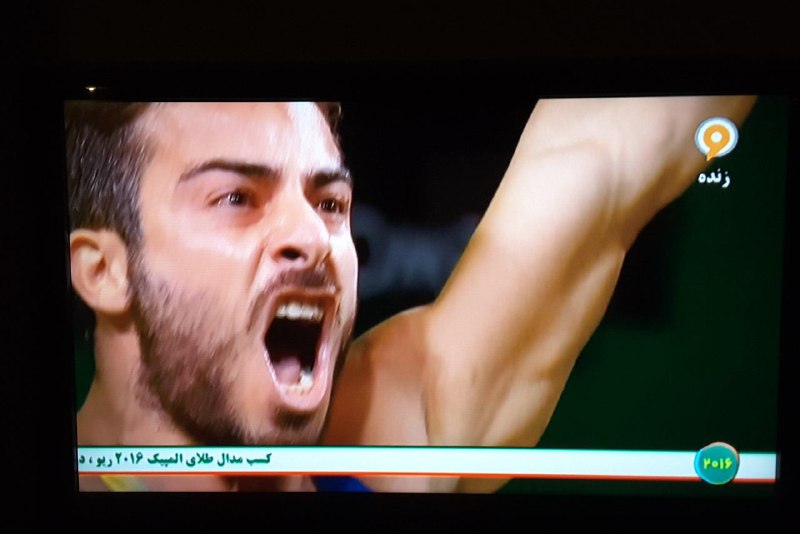 مطمئن که شد وزنه رو مهار کرده زیر سنگینی ۲۱۷ کیلو فریاد زد ایراااااااااانSadraMohaqeq
