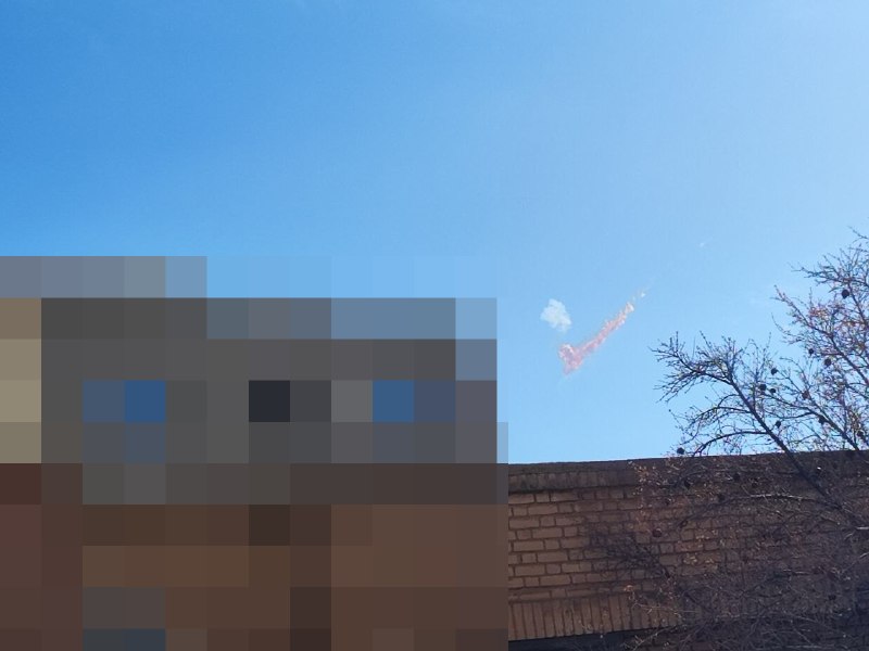 تصاویر دریافتی با شرح‌هایی درباره شلیک ناموفق یک موشک از #اصفهان که لحظاتی پس از پرتاب در هوا منفجر شده.شنبه یک فروردینVahidپیام‌های دریافتی تایید نشده که ممکنه بعضی‌هاشون کاملا نادرست باشند