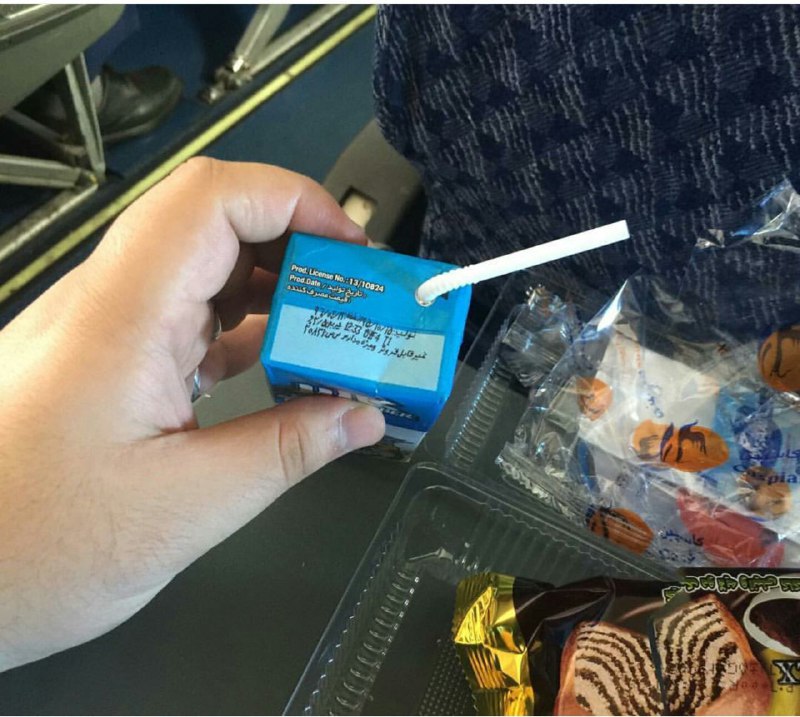 توی بسته پذیرایی هواپیمایی #کاسپین شیر دادن روی شیر ها نوشته شده 