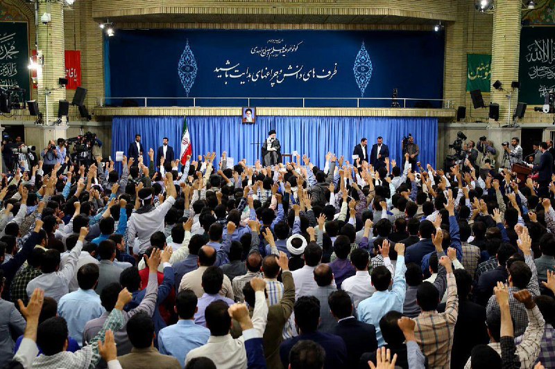 دیدار جمعی از دانشجویان با رهبرانقلابهم‌اکنون تعدادی از نمایندگان تشکل‌های دانشجویی درحال بیان دیدگاه‌های خود هستند. IranNewspaper