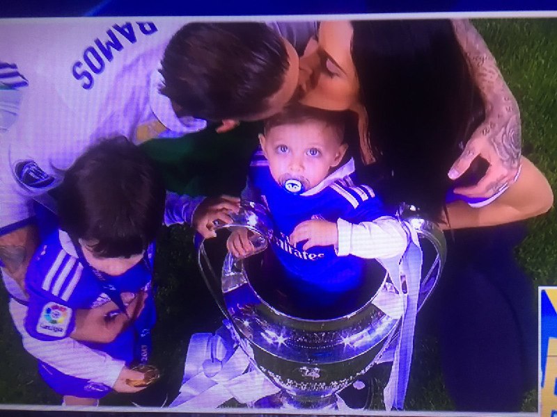 پسر #راموس داره #سانسورچی #صداوسیما رو نگاه میکنه که چجوری این صحنه از دستش در رفته😊 elahetwiiter