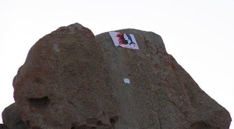 'نصب بنر تصویر #مهسا_امینی  و شعار #زن_زندگی_آزادی بر بلندای قله الوند #همدان' Vahid📡 @VahidOnline'نصب بنر تصویر #مهسا_امینی  و شعار #زن_زندگی_آزادی بر بلندای قله الوند #همدان' Vahid📡 @VahidOnline