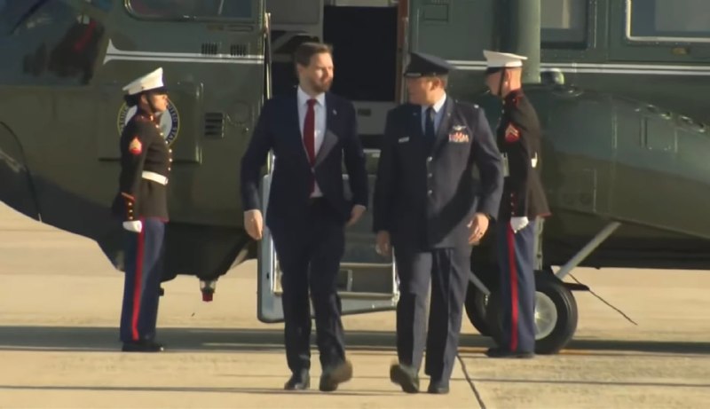 جی.دی ونس، معاون رئیس‌جمهور آمریکا، روز جمعه گفت در حالی که برای انجام گفت‌وگوها عازم پاکستان می‌شود، به مذاکراتی مثبت با ایران امیدوار است و در عین حال به تهران هشدار داد که «ما را بازی ندهد.»ونس پیش از ترک واشینگتن به خبرنگاران گفت