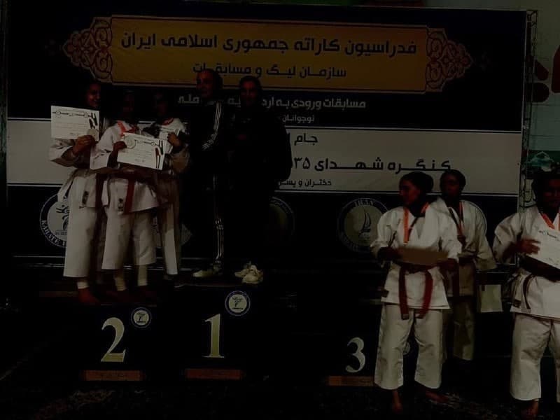 برگزاری مراسم اهدای مدال #کاراته_زنان در خاموشیمراسم اهدای مدال مسابقات کاتای تیمی انتخابی تیم ملی کاراته زنان، در تاریکی برگزار شد؛ گفته می شود که در جریان این مراسم، پروژکتورهای سالن به دستور مسئولین خاموش شده‌اند. hra_news📡 @VahidOnline