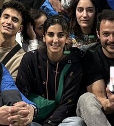 الناز رکابی، ورزشکار سنگ‌نورد، ایران را ترک کرد «داود رکابی» قهرمان صخره‌نوردی ایران، با انتشار پستی در اینستاگرام از مهاجرت #الناز_رکابی قهرمان صخره‌نوردی ایران و آسیا خبر داد.داود رکابی در پست اینستاگرامی خود نوشته است که امید دارد خواهرش به زودی برگردد.الناز رکابی دختر صخره‌نورد ایران سال ۱۴۰۱ در همراهی با معترضین به قتل حکومتی «مهسا امینی» روسری از سر برداشت و در رقابت‌های بین‌المللی سئول شرکت کرد.پس از آن سفارت جمهوری اسلامی در سئول، الناز رکابی را ربود و در ایران به سازمان اطلاعات سپاه تحویل داد. از آن زمان الناز و داود رکابی، زیر سنگین‌ترین فشارهای امنیتی قرار داشتند.@VahidHeadline📡 @VahidOnlineالناز رکابی، ورزشکار سنگ‌نورد، ایران را ترک کرد «داود رکابی» قهرمان صخره‌نوردی ایران، با انتشار پستی در اینستاگرام از مهاجرت #الناز_رکابی قهرمان صخره‌نوردی ایران و آسیا خبر داد.داود رکابی در پست اینستاگرامی خود نوشته است که امید دارد خواهرش به زودی برگردد.الناز رکابی دختر صخره‌نورد ایران سال ۱۴۰۱ در همراهی با معترضین به قتل حکومتی «مهسا امینی» روسری از سر برداشت و در رقابت‌های بین‌المللی سئول شرکت کرد.پس از آن سفارت جمهوری اسلامی در سئول، الناز رکابی را ربود و در ایران به سازمان اطلاعات سپاه تحویل داد. از آن زمان الناز و داود رکابی، زیر سنگین‌ترین فشارهای امنیتی قرار داشتند.@VahidHeadline📡 @VahidOnline