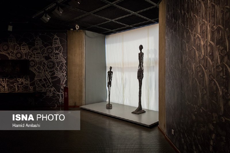 1️⃣ نمایی از مستند #مجسمه‌های_تهران از #بهمن_کیارستمی. (ساخته ۱۰ سال پیش.)مردی در #موزه_هنرهای_معاصر تهران با شلنگ مجسمه‌های جیاکومتی را می‌شویدSharOBalaaنحوه‌ی صحیح مراقبت از آثار هنریdead_opheliaیک اسکاچ و وایتکس هم بزنن که قشنگ برق بیفته واسه عید.cecil_saکم مونده تابلوها رو هم با شیشه شور دستمال بکشنDopeRickSanchezاین مجسمه‌‌های #جاکومتی داخل ایران حدود ۲۰ میلیون یورو برآورد قیمتشونه و جزو #میراث_فرهنگی #سوئیس محسوب می‌شه.thecosmicmagusقیمت کارهای جاکومتی، از ۹۰ میلیون دلار شروع میشه و در ۲۰۱۵ یک‌کارش در حراج کریستی ۱۴۱.۳ میلیون‌دلار به فروش رسیده!3mmmodیارو یجوری آب گرفته بهشون که باید همینو قاب کرد به عنوان اثر هنری گذاشت موزه معاصرwduwbدستت رو بگیری بالا، زیربغلت رو هم بشورم خیلی خوبه.LalehMonsef2️⃣ عکس 